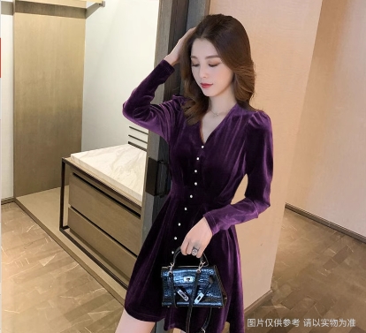 金丝绒连衣裙女秋冬轻熟风气质洋气拜年裙V领软妹a字裙年会裙子